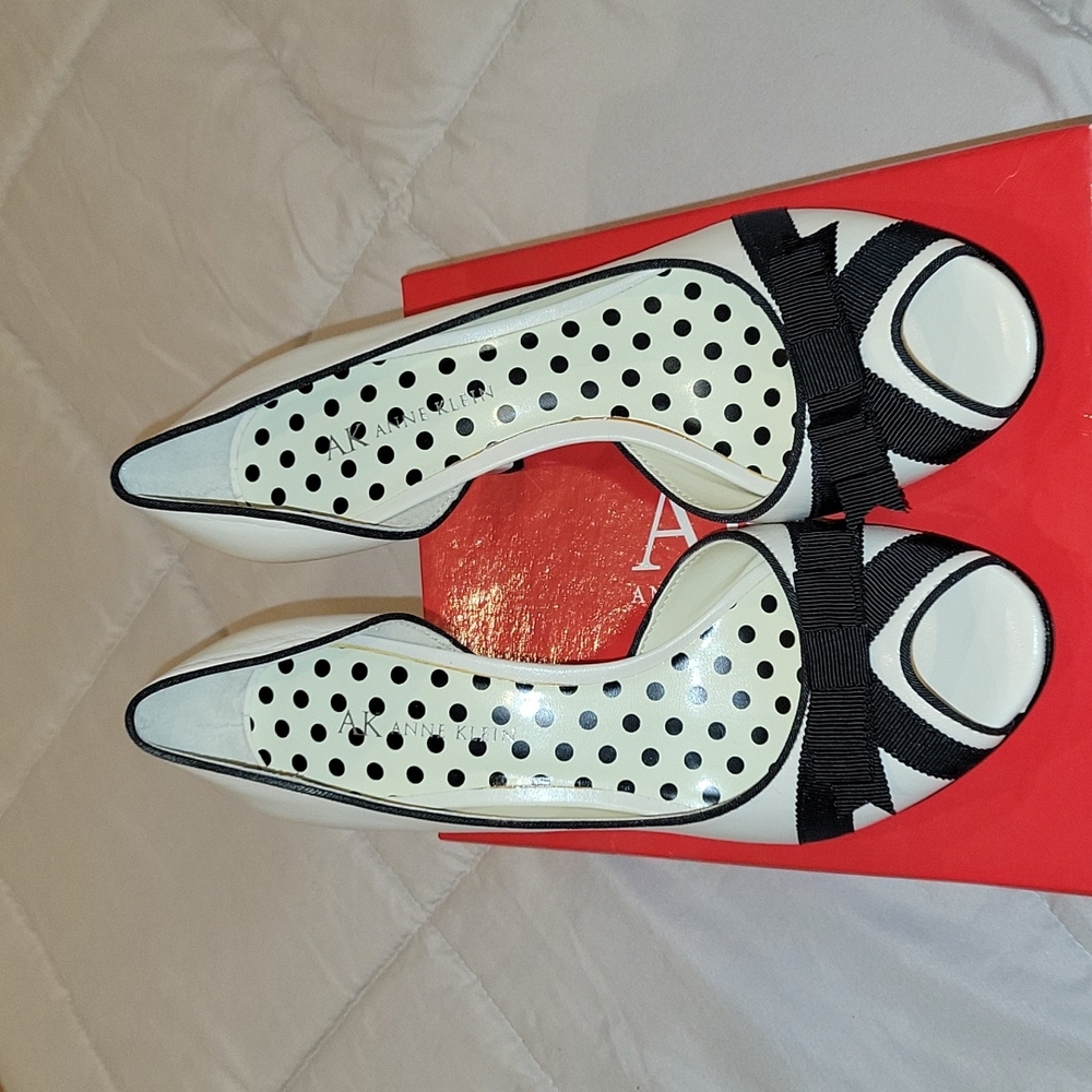 Peep toe shoes